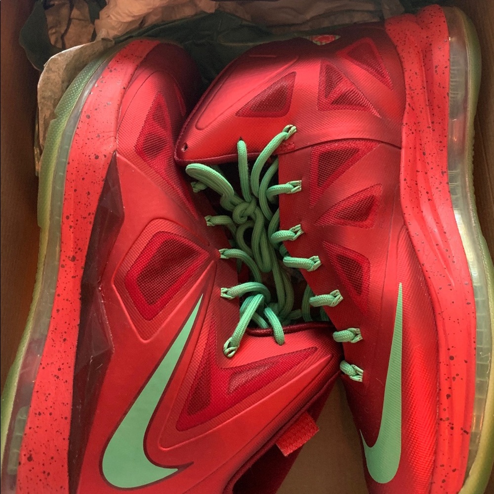Men’s Lebron James Christmas edition sneakers